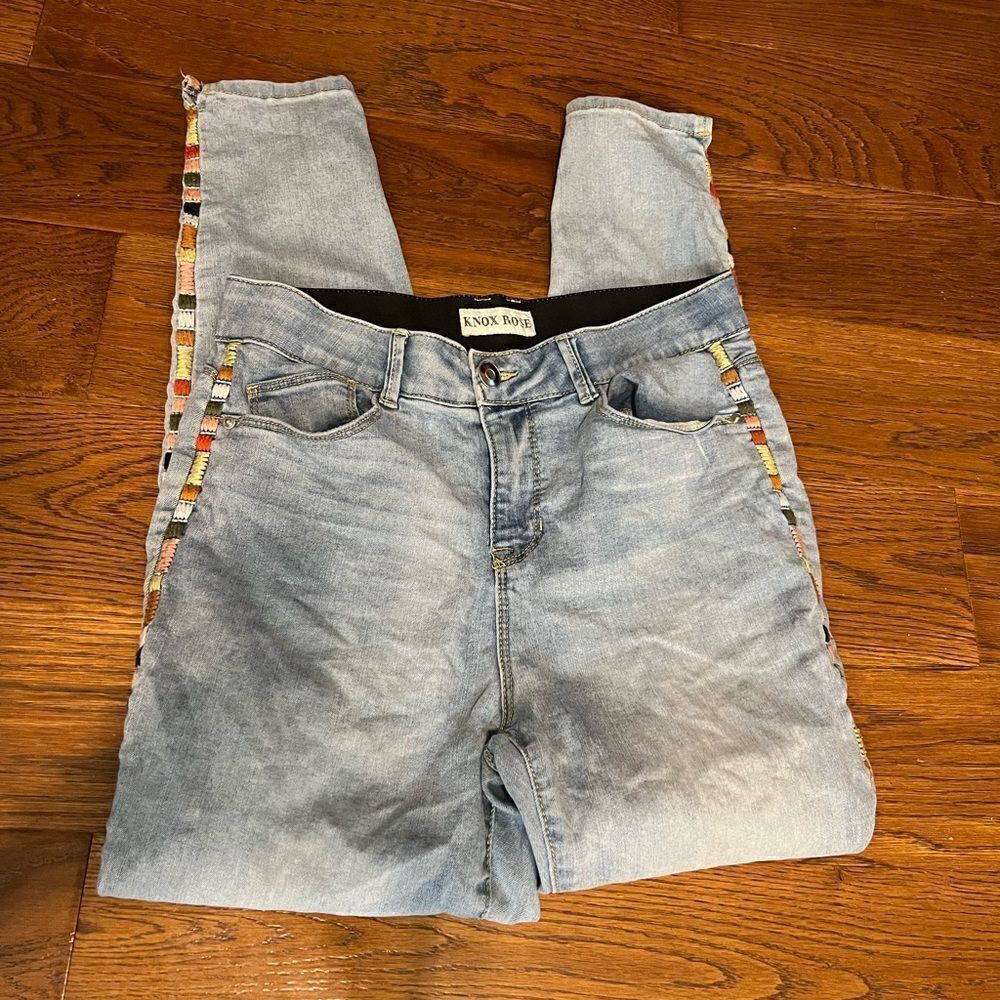 Gorgeous multicolored embroidered Knox Rose high rise size 8 light wash jeans